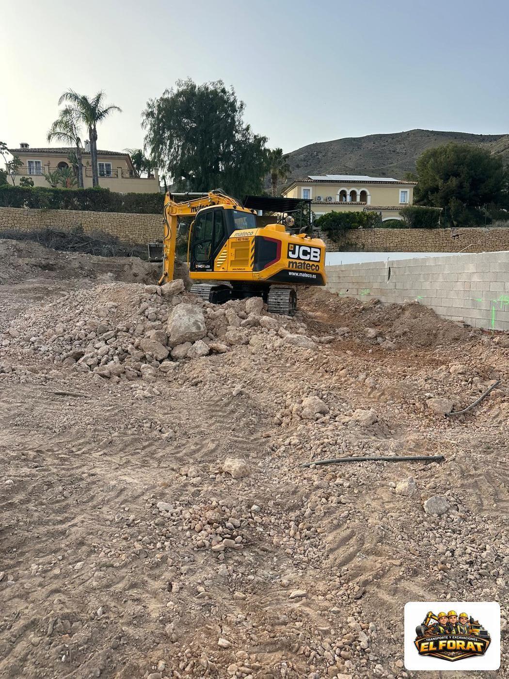 Miniexcavadora de El Forat abriendo una zanja