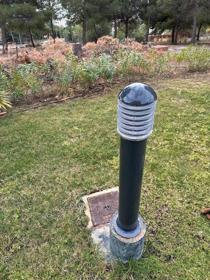 Baliza de jardín instalada sobre césped