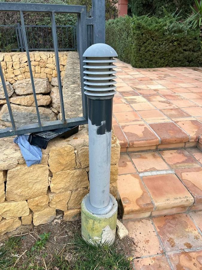 Instalación de baliza de jardín en curso