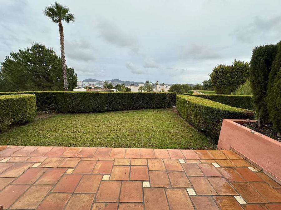 Jardín mediterráneo con vistas al mar