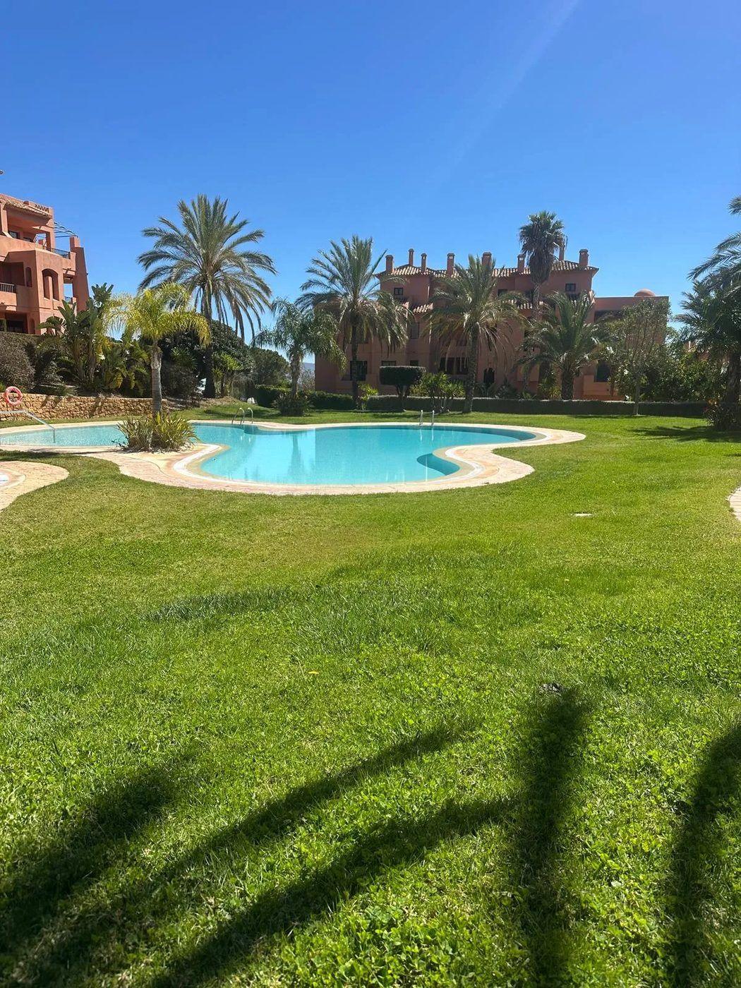 Jardín con seto y palmeras mantenido por Finestrat Natura