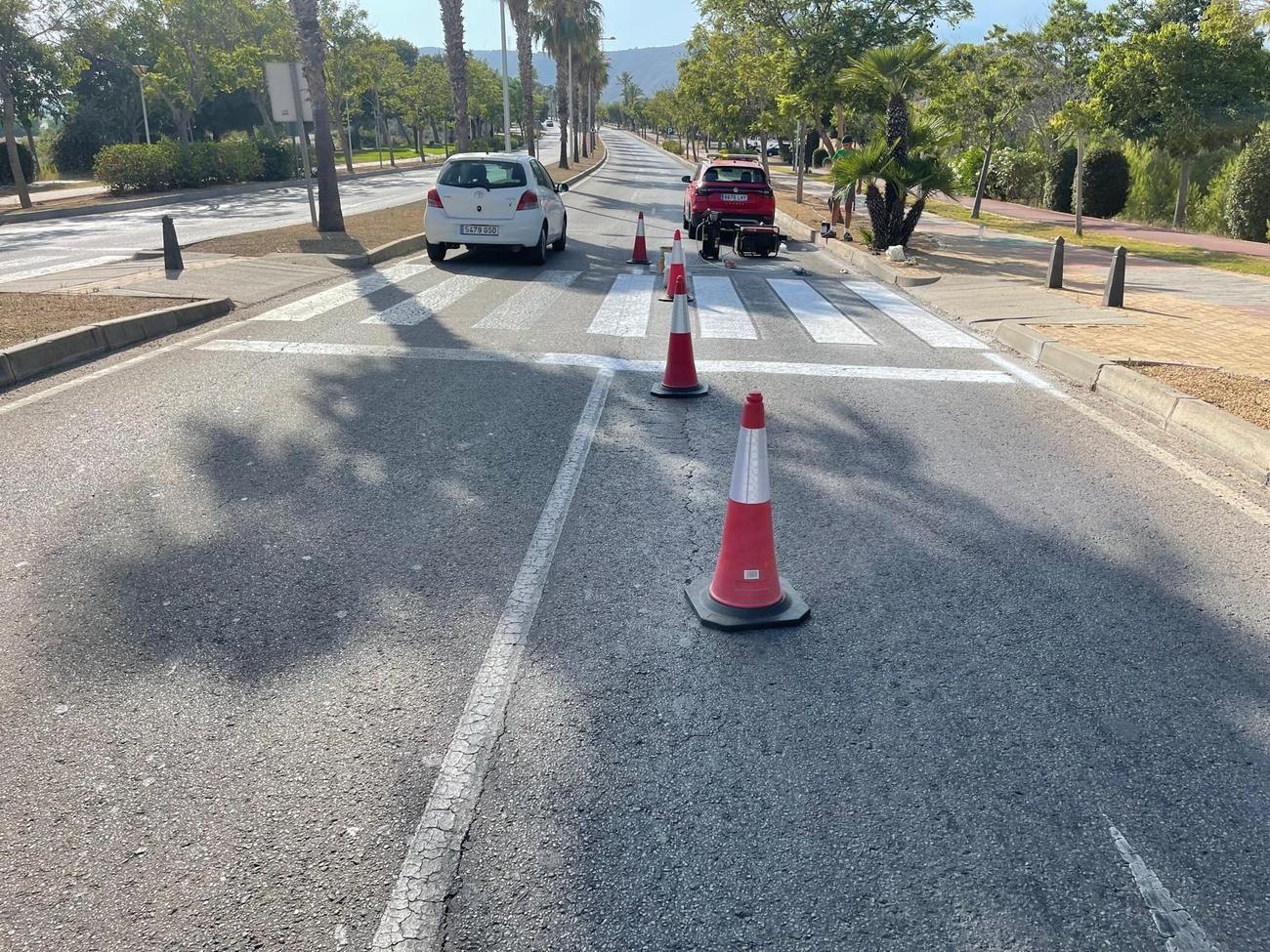 Técnico de Finestrat Vial trabajando en el paso de peatones
