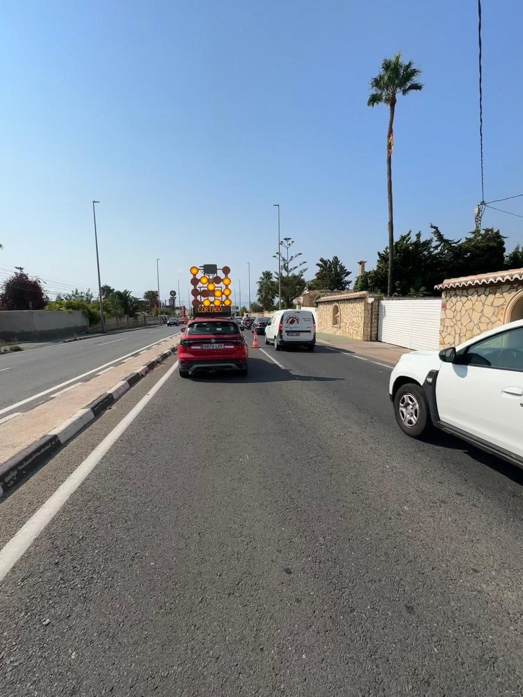 Vehículo de Finestrat Vial con panel de balizamiento